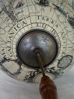 Globe - Vintage Globo mapa mundo con iniciales en relieve