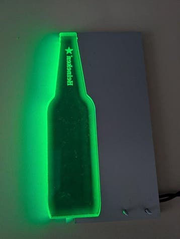 publicité lumineuse pour bouteille de bière Heineken -