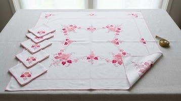 Tafelkleed - 125 cm - 125 cm - Tafelkleed met zes servetten, Antiek en Kunst