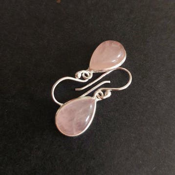 Boucles doreilles en quartz rose de belle qualité. Montage