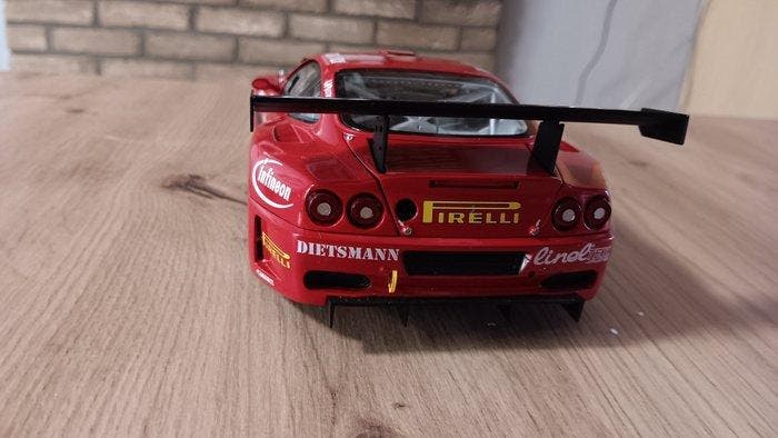 1:18 - Modelauto - Ferrari 575 GTC n°9 Infineon, Hobby en Vrije tijd, Modelauto's | 1:5 tot 1:12