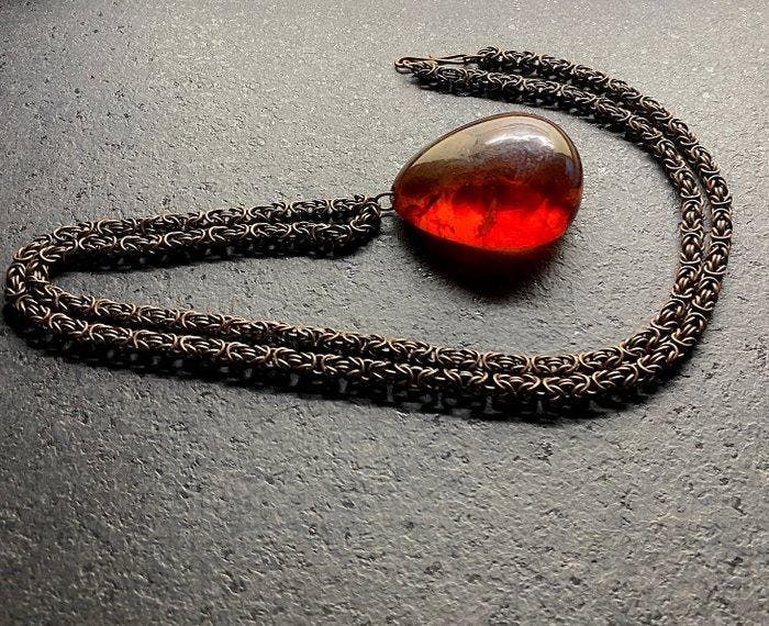 Ancienne chaîne en python avec un grand pendentif en ambre, Collections, Minéraux & Fossiles