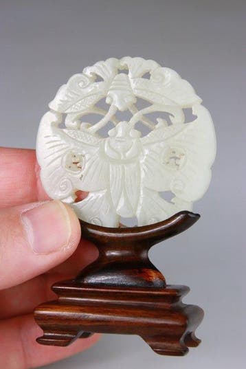 Plaque - Hanger van witte nephriete jade - Sokkel van, Antiek en Kunst