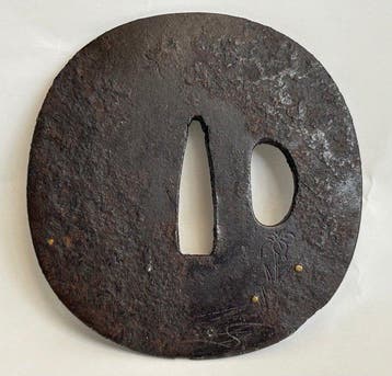Japanse ijzeren tsuba – Gegraveerde bloem- en