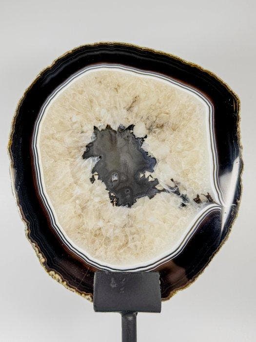Very unique black/white colored agate slice on stand, Verzamelen, Mineralen en Fossielen