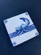 Tegel - Antieke Delfts blauwe tegel met een grote vis -