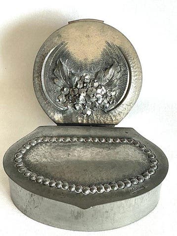 Twee mooie tinnen Art Deco doosjes , gesigneerd Reival -