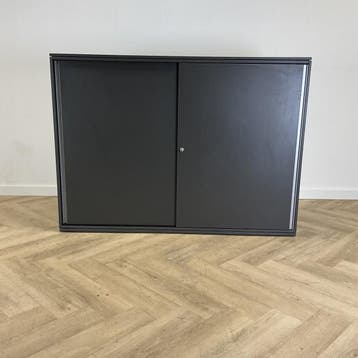 Haworth schuifdeurkast vv 4 legborden + sleutel (hxbxd), Gebruikt