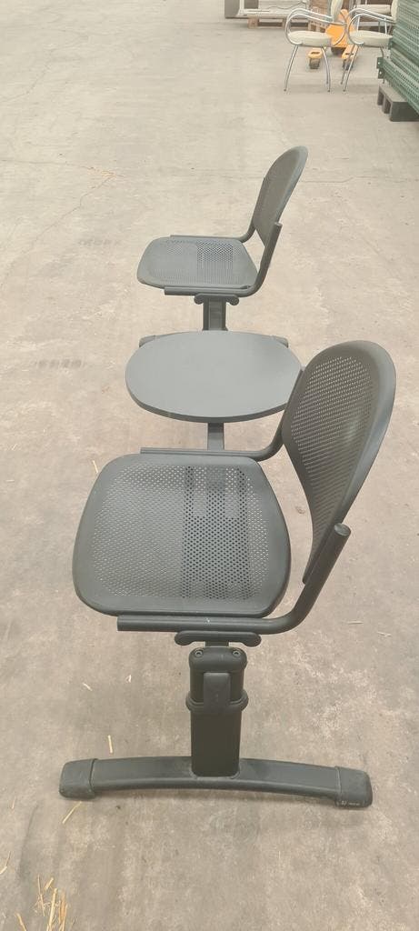 Metalen wachtkamerzitje 2 stoelen en tafel zwart gebruikt, Zakelijke goederen, Kantoor en Winkelinrichting | Kantoormeubilair en Inrichting