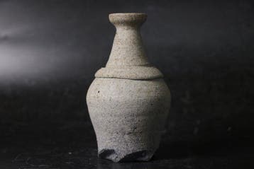 Ken Mihara Steengoed Tokkuri Sakéfles met gesigneerde houten