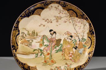 Schotel - A Satsuma plate with Geishas in a cherry blossom, Antiquités & Art