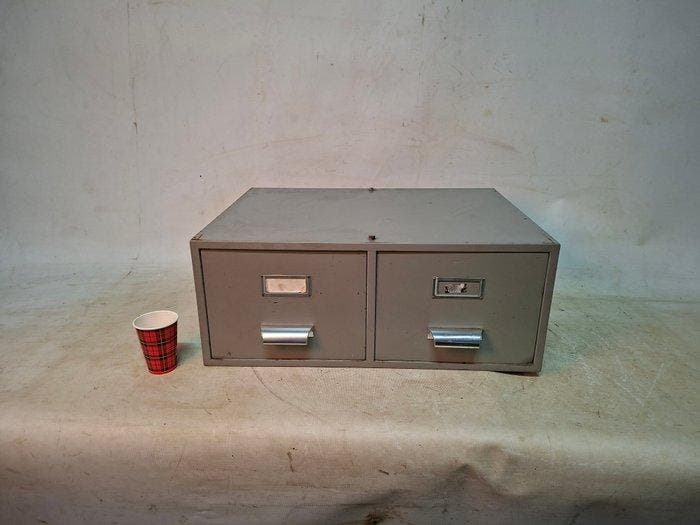 Commode - Métal - Petit meuble à tiroirs en acier., Antiquités & Art, Antiquités | Assiettes décoratives & Carrelages
