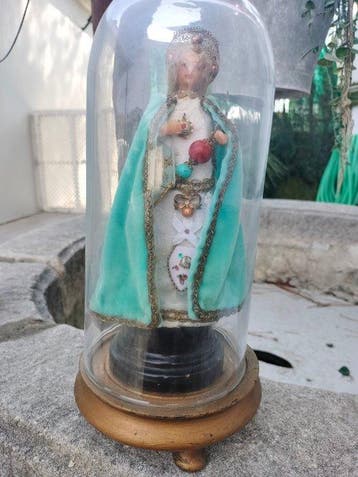 Beeld - Maagd onder een glazen stolp - 30 cm - Was, Goud,, Antiek en Kunst