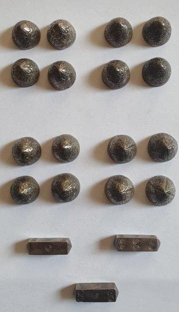 Titel: Ambachtelijk metalen Pachisi/Chaupar-set in originele