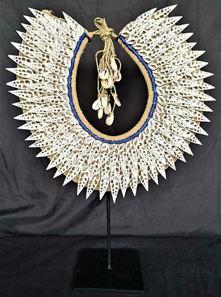 Decoratieve halskraag in Papoea stijl met sokkel Boho-chic, Huis en Inrichting, Woonaccessoires | Kransen, Nieuw, Ophalen of Verzenden