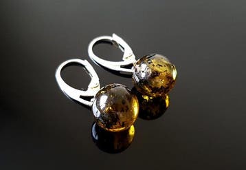 Zeldzame natuurlijke groene Baltische amber oorbellen -