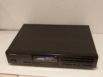 Pioneer - F-449L Digital Synthesizer Stereo Tuner