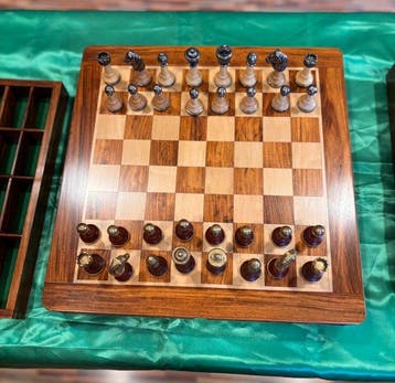 Schaakspel - Hout, messing en zilver geplateerd, Antiek en Kunst, Curiosa en Brocante