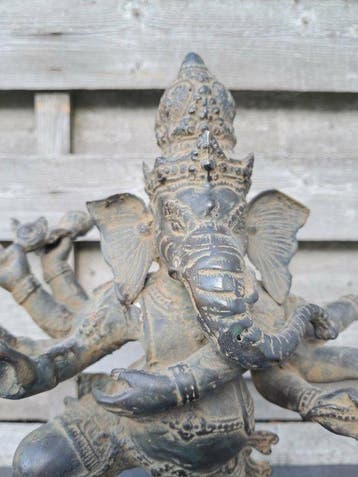 Statue de Ganesh en bronze dans le pur style