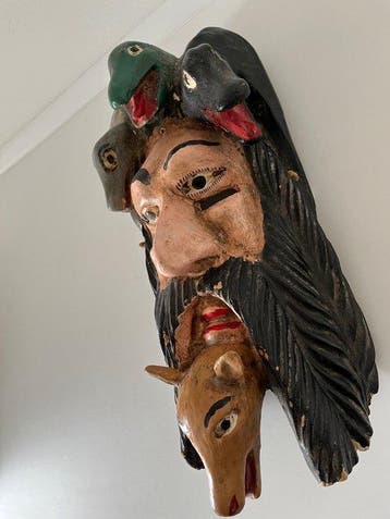 Dansmasker met een baardige man en meerdere duivelfiguren -