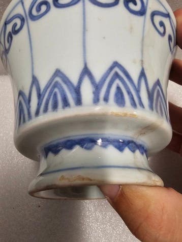 Oude hoge kom van Chinees porselein blauw-wit, decor ruyi en