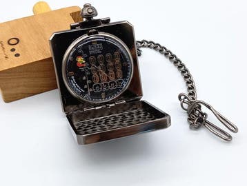 Nintendo - Super Mario Bros. Pocket Watch - Mario Coin
