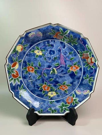 Bord - Japanese Octagonal Porcelain Plate with Mark on Base