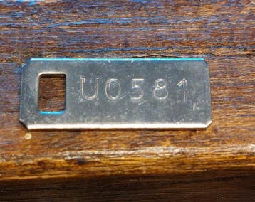 Museumwaardige messing ijkgewichten in houten blok –