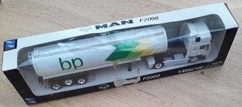 New Ray 1:32 - Model vrachtwagen (2) - BP tanktrailer met