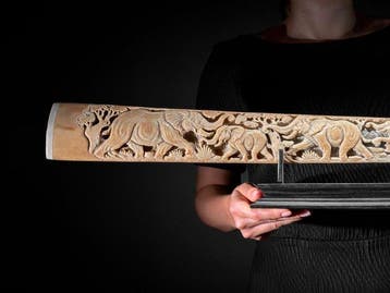SANS RÉSERVE - Grand rostre despadon finement sculpté sur