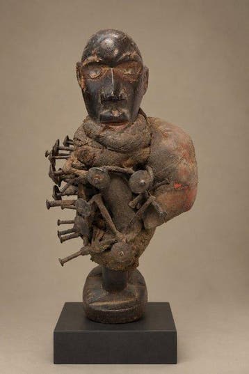 Zeldzaam paar machtfiguren Nkisi Nkondi met spijkers – Kongo