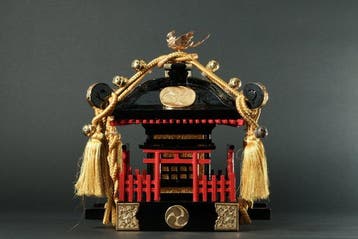 Grote decoratieve Mikoshi (draagbare schrijn) met feniks,