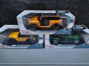 Maisto 1:18 - Model sportwagen (3) - 2014 Jeep Wrangler;