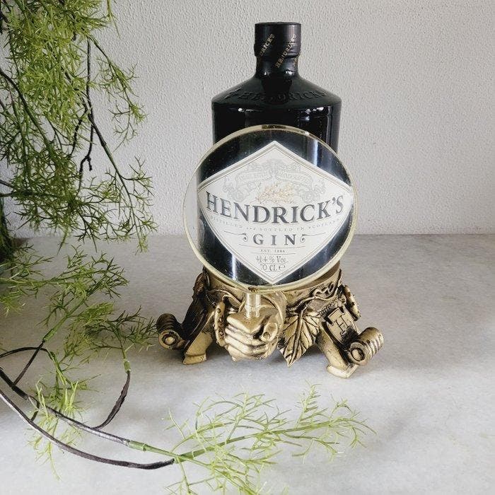 Limited Edition, Hendricks Gin, Reclame Display Met Loep -, Antiquités & Art, Antiquités | Assiettes décoratives & Carrelages