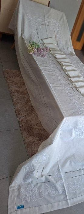 Enorm tafelkleed van uitstekende kwaliteit met bloemmotieven
