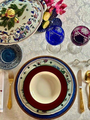Wit damast-tafelkleed voor brede tafels, met bloemmotief. -