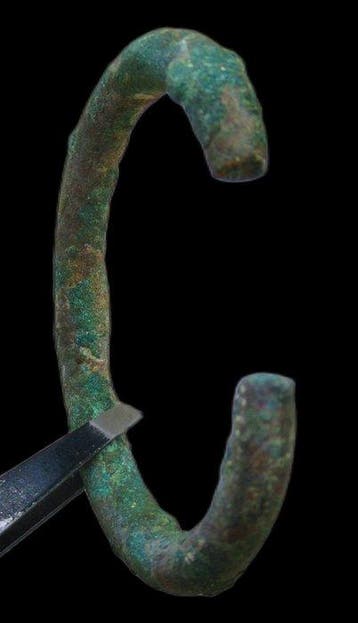 Viking periode oude bronzen armband, eindstukken in de vorm