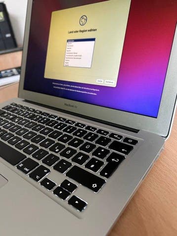 Apple MacBook Air 13 (Early 2015) | i5 1.6GHz | 8GB RAM |