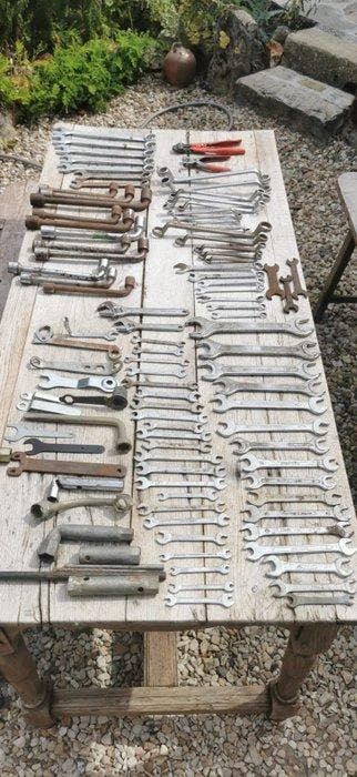 Important lot de plus de 100 outils anciens – Clés plates,