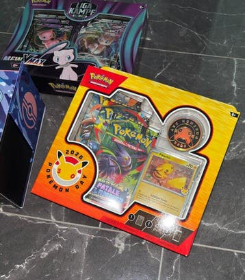 Pokémon - 105 Box - 30th Pokemon Celebration - Mew VMAX, Hobby en Vrije tijd, Nieuw