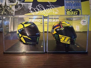 Pas à léchelle - Moto miniature (2) - Casque Valentino