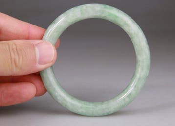 Chinees armband - appelgroene kleur - Beeldhouwde steen