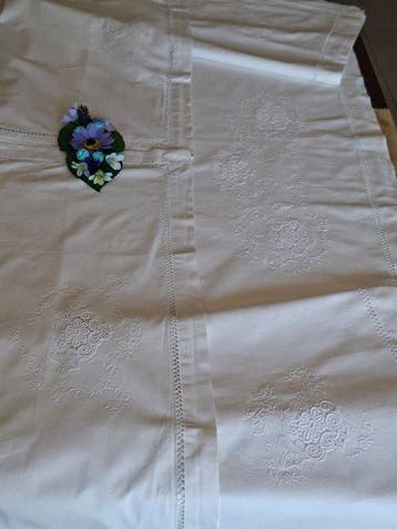 Un drap précieux avec de grandes taies et de magnifiques
