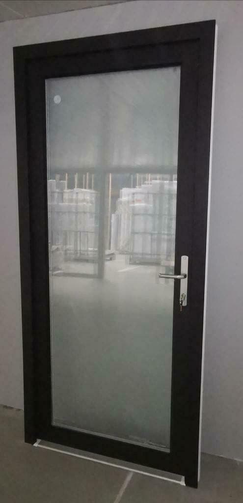 Deur op stock voor garage,tuinhuis: ZWART strak,modern, Doe-het-zelf en Bouw, Deuren en Vliegenramen, Nieuw, Kunststof, Buitendeur