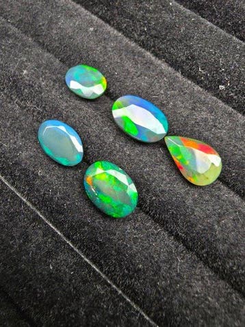 8.8cts Zwarte Opaal Faceted- 1.76 g - (5)