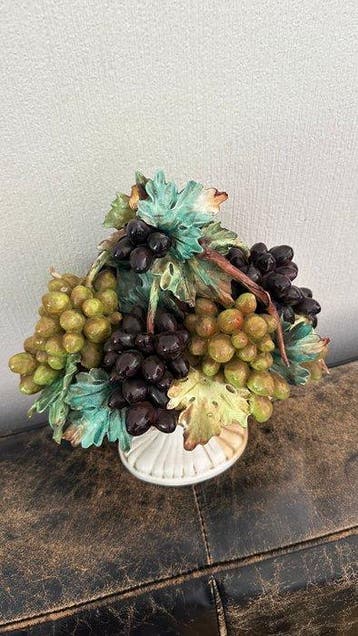 Capodimonte - Beeldje - Vintage majolica druiven pedestal -