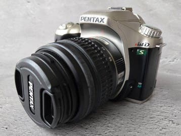 Pentax ist DS Silver Black body + smc DA L 3.5-5.6/18-55mm
