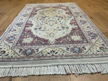 Tapis d’Orient noué à la main avec un fin motif en
