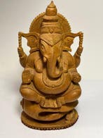 Hindoeïstische god Ganesha, met de hand gebeeldhouwd en