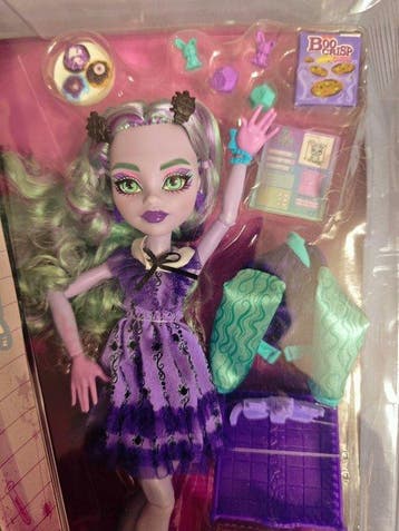 Mattel - Pop High Fearbook Twyla Doll - 2010-2020